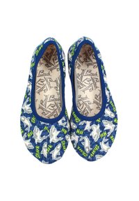 Blaue Stoffschuhe mit Haifischdruck und den Worten "Shark" und "Hai" in Grün. Mit abgerundetem Zehenbereich und dehnbaren Seiten für zusätzlichen Komfort.