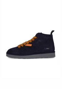 Sneaker alta in camoscio blu navy con lacci arancioni, linguetta di tiraggio nera e suola in gomma grigia. Presenta un'etichetta con logo e un design minimalista.