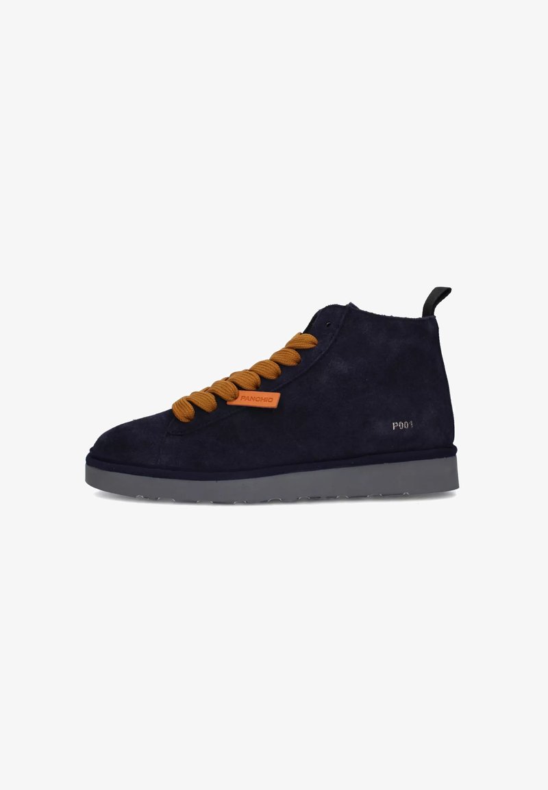 Sneaker alta in camoscio blu navy con lacci arancioni, linguetta di tiraggio nera e suola in gomma grigia. Presenta un'etichetta con logo e un design minimalista.
