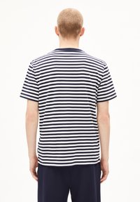 T-shirt a righe navy e bianche a maniche corte con scollo a girocollo e vestibilità rilassata, caratterizzato da un piccolo etichetta logo sul bordo della cucitura laterale inferiore.