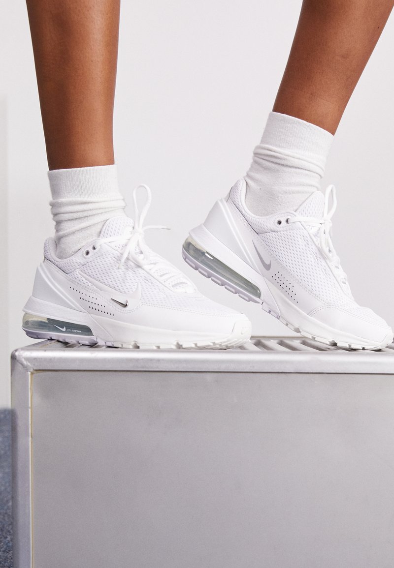 bijvoeglijk naamwoord Uil Parameters Nike Sportswear AIR MAX PULSE - Sneakers laag - white/summit white/wit -  Zalando.nl