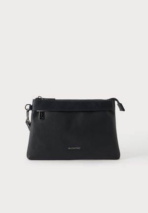Pochette Valentino noire en matériau texturé, fermeture éclair et petit logo métallique sur le devant sur fond blanc.