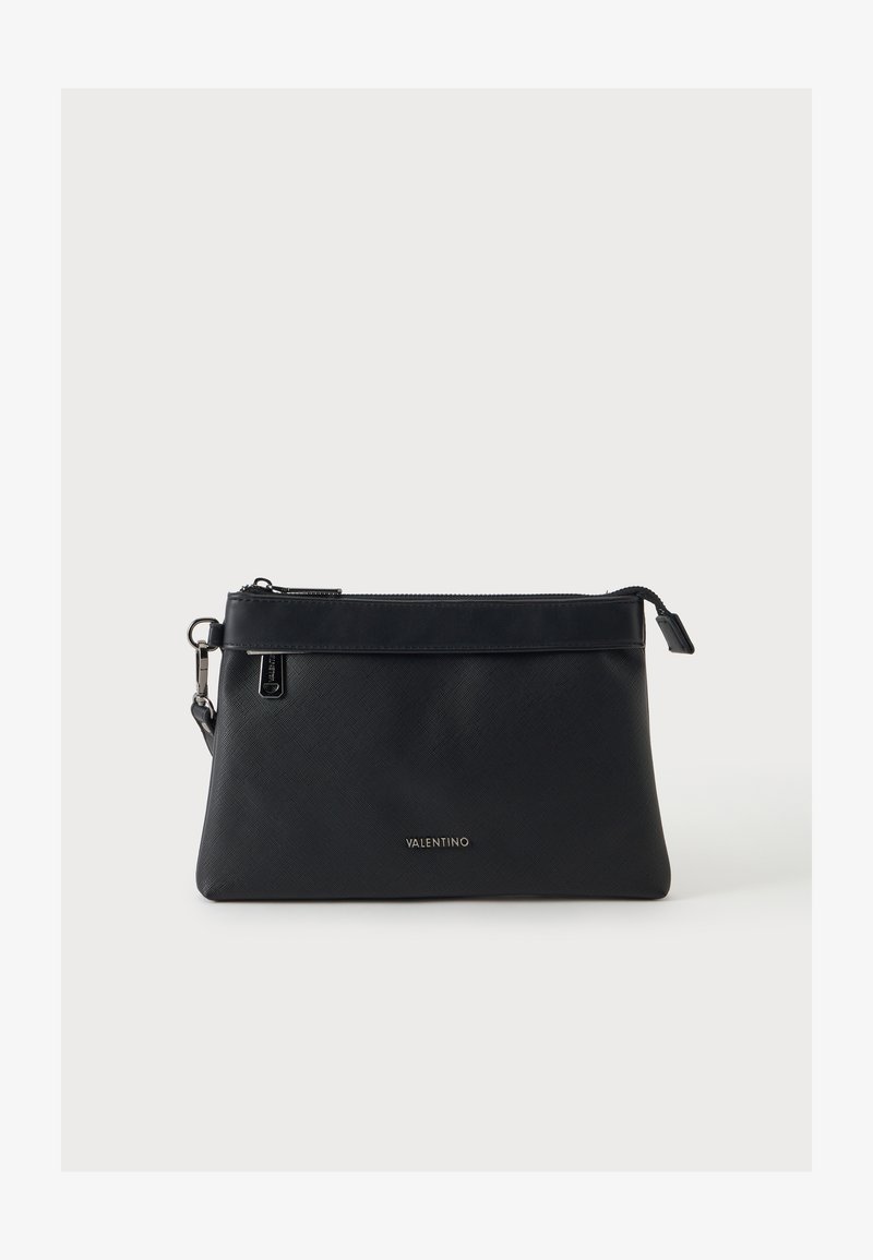 Pochette Valentino noire en matériau texturé, fermeture éclair et petit logo métallique sur le devant sur fond blanc.
