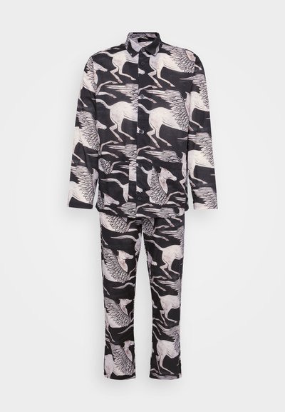 Conjunto de pijama em tecido preto com uma detalhada estampa de cavalos em creme e rosa, com mangas longas, camisa com fecho de botão e calças a condizer.