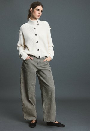 Stradivarius, HIGH-NECK BUTTON-UP KNIT CARDIGAN - Cardigan - beige