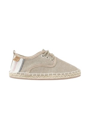 Espadrille informal beige con cordones, suela de yute tejido y lengüeta de tela en el talón con rayas rojas y negras y un pequeño parche con logo.