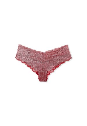 Tanga de encaje rojo con patrón floral, bordes festoneados y textura transparente. Diseñada para un ajuste ceñido con mínima cobertura.