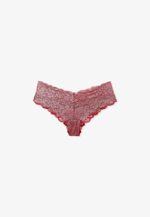 String rouge en dentelle avec motif floral, bords festonnés et texture transparente. Conçu pour un ajustement snug avec une couverture minimale.