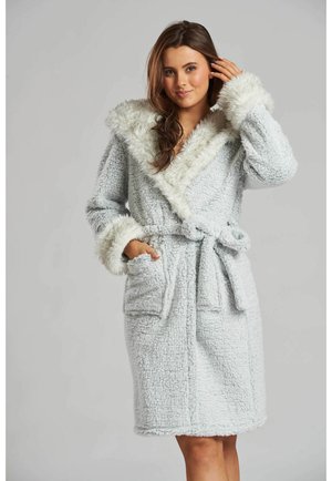 Hellblaue Robe aus flauschigem Stoff mit einem Kragen und Manschetten aus Kunstfell. Verfügt über einen Bindegürtel und zwei seitliche Taschen.