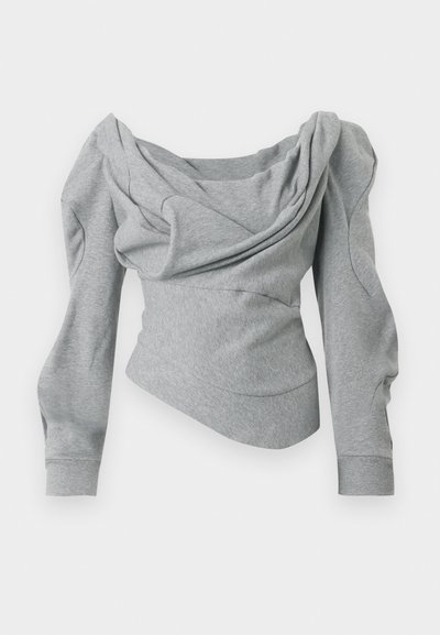 Γκρι μπλούζα με μακριά μανίκια από απαλό ύφασμα, με φαρδιά λαιμόκοψη που αποκαλύπτει τους ώμους και εφαρμοστή γραμμή, με υφασμάτινες λεπτομέρειες στα μανίκια.