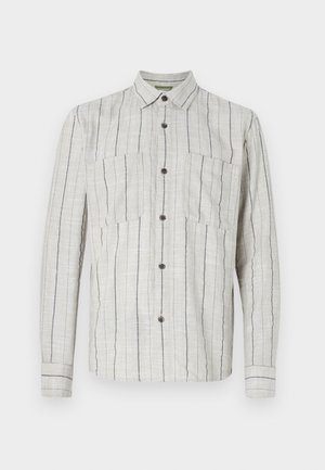 Lys grå langermet skjorte laget av teksturert stoff med marineblå vertikale striper, med to brystlommer og mørke knapper.