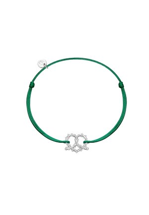 Grøn nylonarmbånd med en sølvfarvet hjerteformet charm. Charmerne har et struktureret design med rundede perler og detaljeret udsmykning.