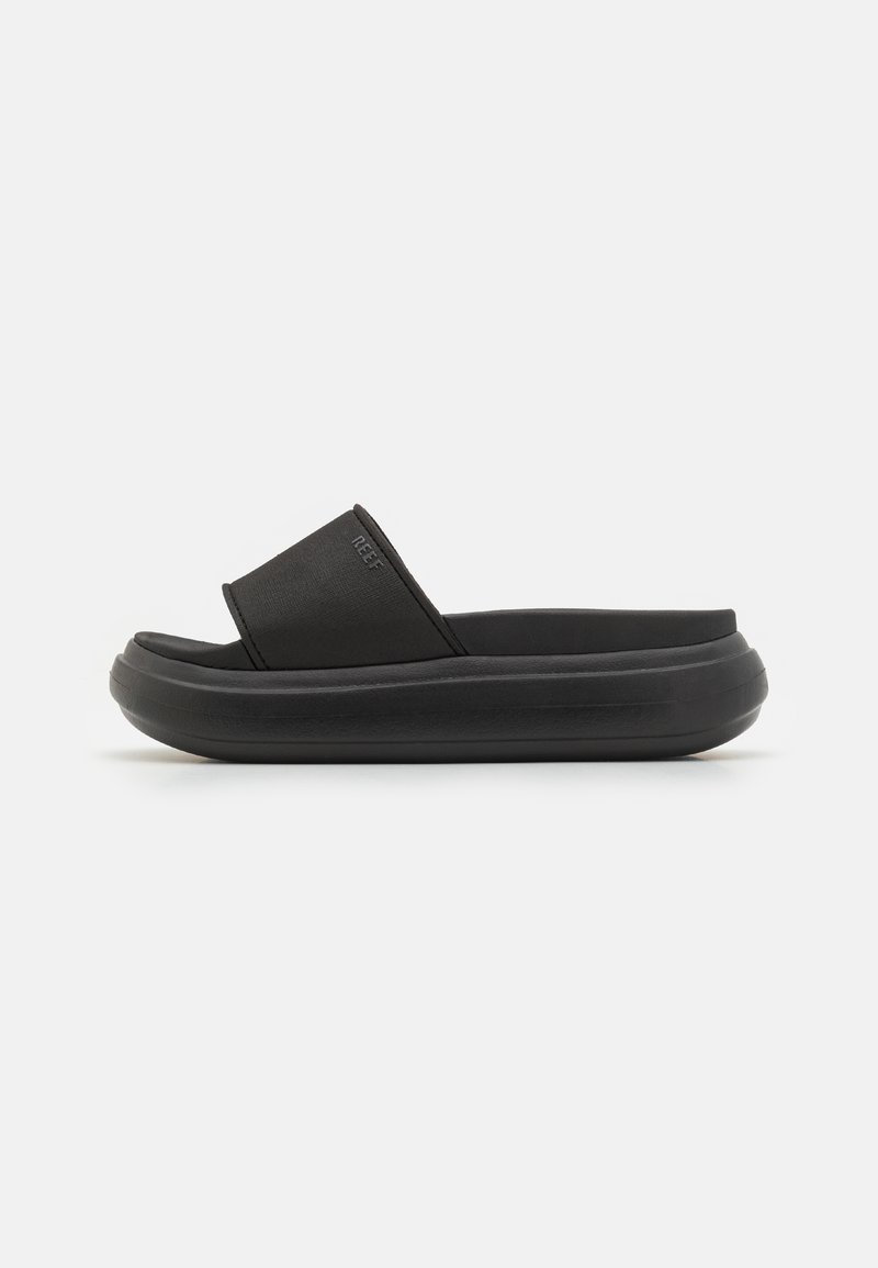 Sandalo scivoloso nero con tomaia morbida e suola in gomma spessa, progettato per il comfort con un profilo minimalista e elegante.