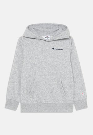 Sweat-shirt gris avec capuche, poche kangourou à l'avant, poignets et ourlet côtelés. Présente un petit logo brodé bleu marine sur la poitrine. Texture douce.