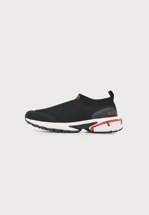 Chaussure de sport noire à enfiler avec semelle blanche et rouge, tige en mesh respirant, languette au talon et marquage "DIESEL" sur le côté.