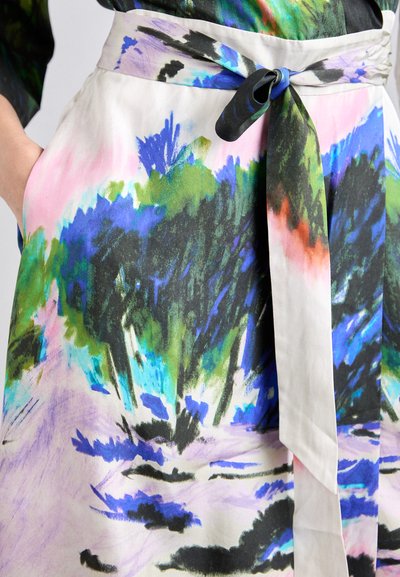 Saténová sukně s živým potiskem krajiny v modré, zelené a růžové barvě. Obsahuje zavazovací pas a boční kapsy.