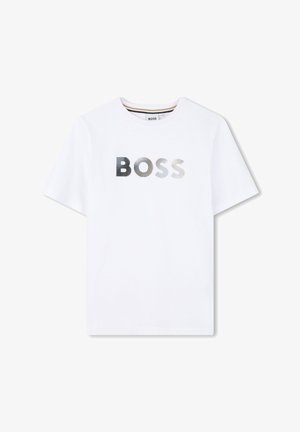 Biała koszulka z krótkim rękawem i okrągłym dekoltem, z dużym napisem "BOSS" w gradientowych czarno-szarych blokowych literach na środku klatki piersiowej.