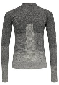 Camiseta atlética de manga larga en patrón degradado gris, con un panel trasero de malla para ventilación y construcción de hombros sin costuras.