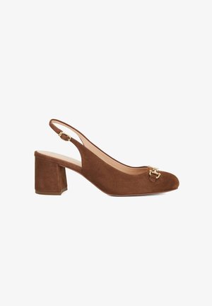 Bruine suedine slingback schoen met een ronde neus, blokhak en gouden gespaccent op de bovenkant. Soepele binnenvoering, minimalistisch design.