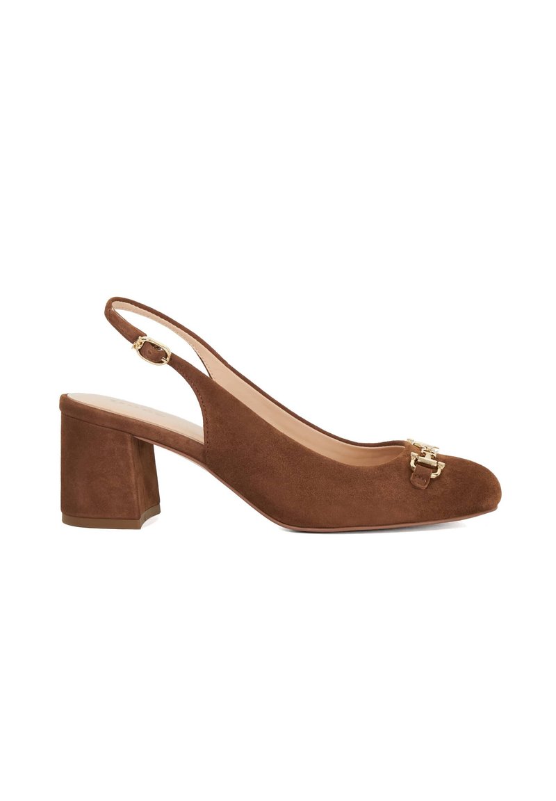 Bruine suedine slingback schoen met een ronde neus, blokhak en gouden gespaccent op de bovenkant. Soepele binnenvoering, minimalistisch design.