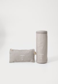 L'ensemble d'emballage en tissu gris comprend un conteneur cylindrique et une pochette plate. Les deux disposent de fermetures éclair et d'un imprimé logo à l'avant.