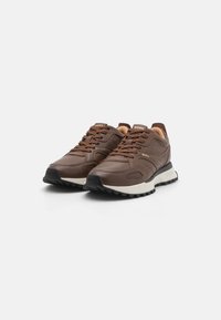 BOSS JONAH - Sportcipő - medium brown