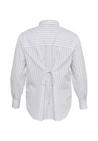 Camisa blanca de manga larga con finas rayas verticales. La parte trasera presenta un cuello y un cierre de corbata con pliegues para un ajuste relajado.