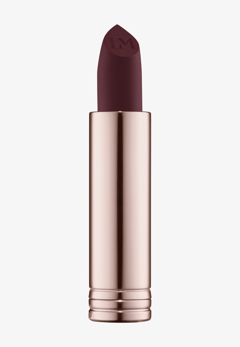 Matte bordeaux Lippenstift mit einer skulptierten Spitze und einer metallischen roségoldenen Hülse. Verfügt über eine glatte Textur und ein rundes Bodendesign.