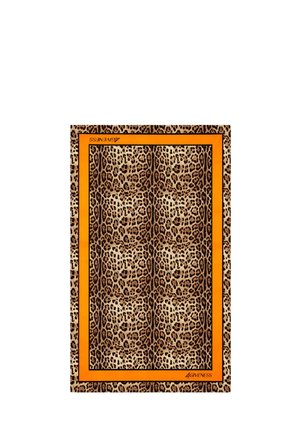 Sciarpa rettangolare con motivo leopardato, bordata da una fascia arancione spessa e una linea nera sottile, con il testo "4GIVENESS" in due angoli.