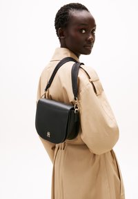 Tommy Hilfiger LOGOTAPE SADDLE BAG - Sac bandoulière - black