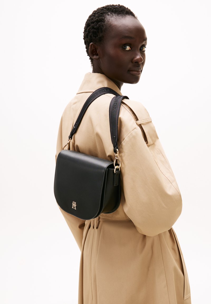 Tommy Hilfiger LOGOTAPE SADDLE BAG - Sac bandoulière - black