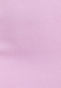 Tissu tricoté violet avec une surface texturée et décorée, présentant un motif à côtes fines et une couleur uniforme sur l'ensemble.