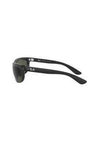 Schwarze Sonnenbrille mit dunkelgrünen Gläsern und matter Oberfläche. Verfügt über ein enganliegendes Design und Bügel mit Logoschriftzug, ausgestattet mit einem Scharnier.