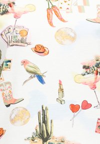 Ποτήρια κοκτέιλ, κόκκινες καυτερές πιπεριές, τραπουλόχαρτα, καουμπόικα μποτάκια, κάκτος, παπαγάλος, καουμπόικο καπέλο, κραγιόν, καραμέλες σε σχήμα καρδιάς και φεγγάρια σε λευκό ύφασμα.