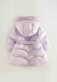 Giacca puffer con cappuccio di colore lilla, dotata di una finitura in pelliccia sintetica, motivo trapuntato, vita cintrata e accento con logo sulla cintura. Texture morbida e liscia.