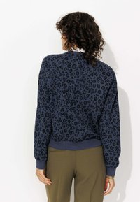 Promod IMPRIMÉ LÉOPARD Sweatshirt imprimé bleu/bleu