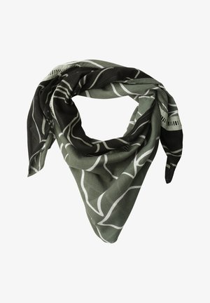 Firkanteret tørklæde foldet til en trekant med sorte, olivengrønne og hvide abstrakte geometriske mønstre.
