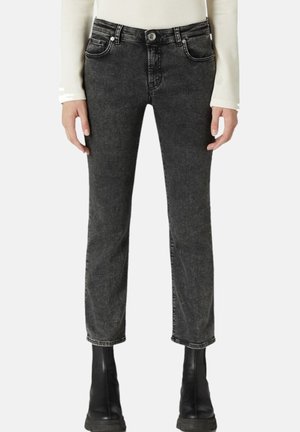 Jeans in denim nero con taglio dritto, cinque tasche e chiusura con bottone metallico. Il tessuto ha una leggera texture sbiadita e dettagli di cucitura sottili.