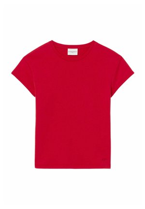 T-shirt in cotone rosso con maniche corte, scollatura rotonda e un logo discreto sul lato destro in basso. Texture liscia, design semplice.