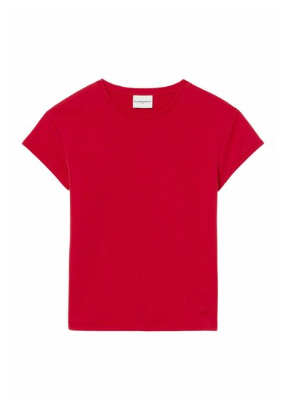 T-shirt in cotone rosso con maniche corte, scollatura rotonda e un logo discreto sul lato destro in basso. Texture liscia, design semplice.