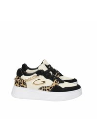 Sneakers con un design in materiali misti che presentano camoscio nero, pelle crema, dettagli con stampa leopardata e una catena dorata sul tallone.