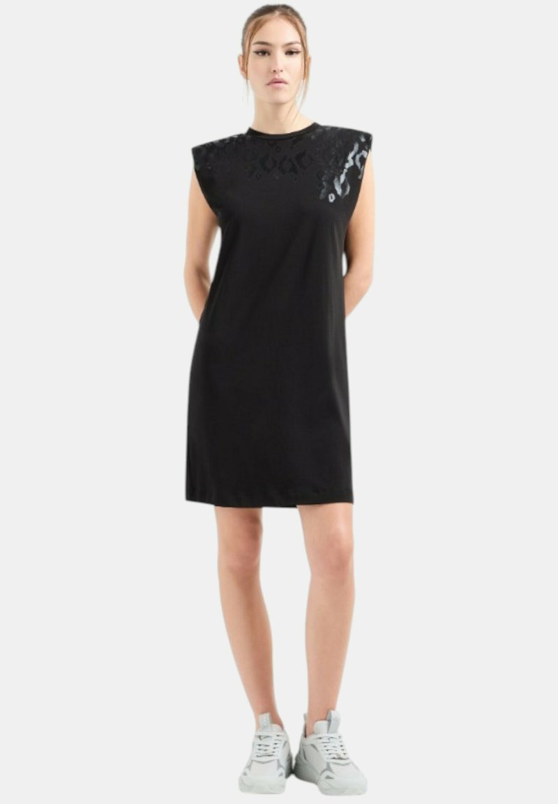 Abito nero con scollatura rotonda e maniche corte strutturate. Presenta un motivo testurizzato di paillettes sulle spalle.
