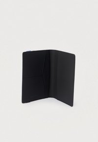 Μαύρο δερμάτινο πορτοφόλι, με μινιμαλιστικό σχέδιο, λεία υφή και πολλαπλές θήκες για κάρτες με γεωμετρικό εσωτερικό σχέδιο.