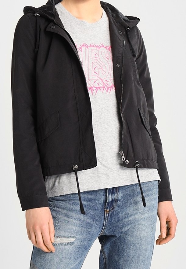 Svart huva jacket tillverkad av lätt tyg med framsidan dragkedja, två sidofickor, justerbar dragsko vid midjan, bärs över en grå skjorta.