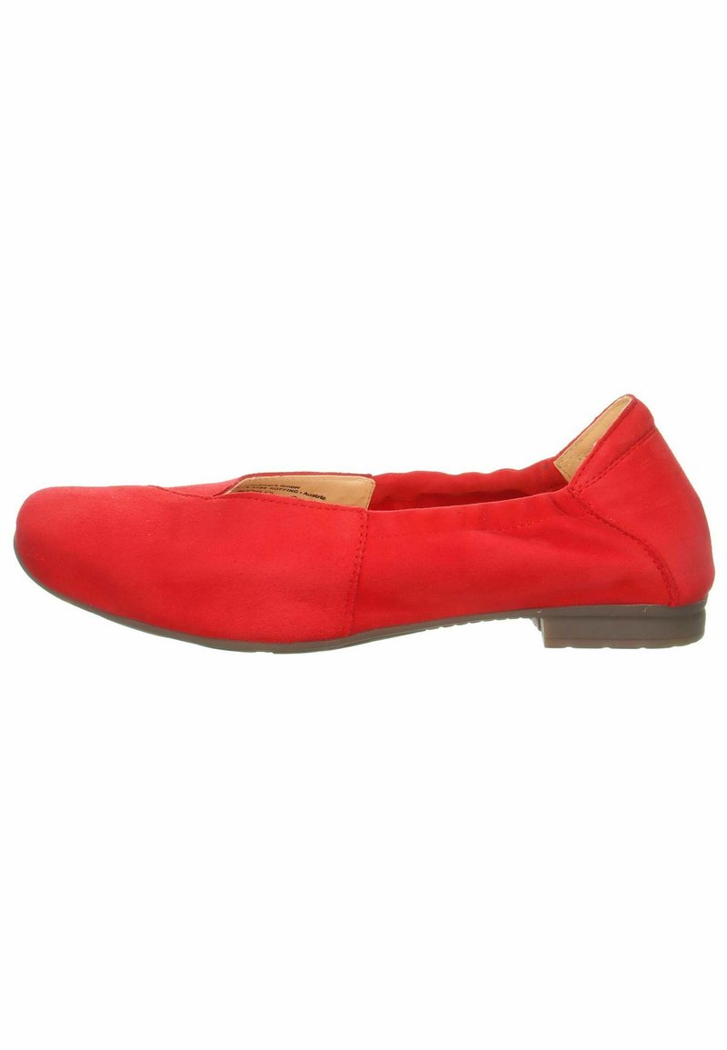 Ballerine in suede rosso con punta arrotondata e tacco basso. Presenta una texture liscia e dettagli di cucitura minimi sui lati.