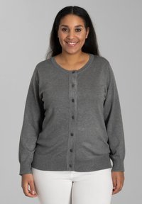 Graue Strickjacke mit runder Ausschnitt, Knopfverschluss und langen Ärmeln. Mit gerippten Bündchen und Saum. Strukturierter Stoff.