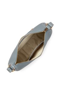 Borsa a mano di pelle azzurro chiaro con chiusura a zip, dotata di un interno in tessuto beige e dettagli in metallo dorato. Forma arrotondata, design minimalista.