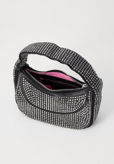 Μαύρη τσάντα χειρός διακοσμημένη με ασημένια σπυριά, με καμπυλωτό σχέδιο, στρογγυλή λαβή και εσωτερικό σε αντίθεση ροζ με φερμουάρ.