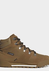 Bruine mid-top wandelschoen met zwarte en gele veters, metalen veteroogjes, een gestructureerde zool en "COLD.RDY" en "TERREX" branding aan de zijkant.