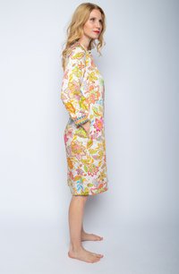 Sukienka w kwiaty o intensywnych kolorach, takich jak różowy i pomarańczowy, wykonana z lekkiego materiału, z rękawami o długości trzy czwarte i kieszeniami po bokach.